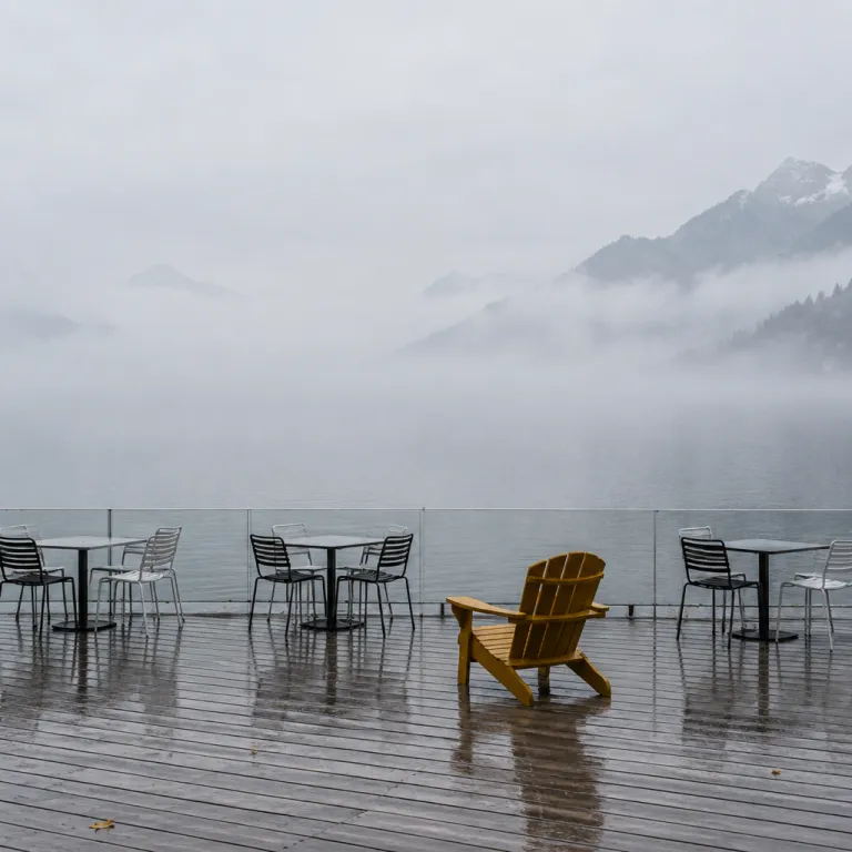 Lake mist and empty terraces: the waterfront hotels that are better in October